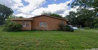 720 S Walnut St, Pearsall, TX 78061