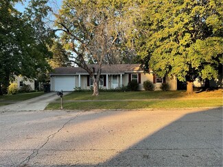 717 Eastgate Dr, Charleston, IL 61920