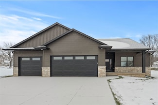 718 Pointer Cir, Center Point, IA 52213