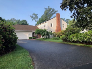 18 Bittersweet Ln, Wilbraham, MA 01095
