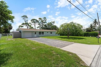 930 Rutherford Ln, Haverhill, FL 33415