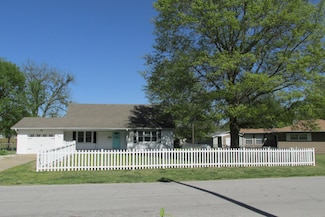 636 N Pike Ave, Bolivar, MO 65613