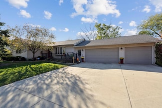 16 Hillside Dr W, Oelwein, IA 50662