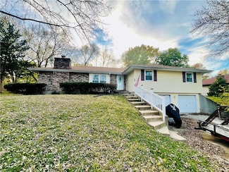 218 Oak Hill St, Lansing, KS 66043