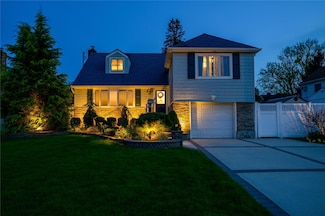 47 Parkview Cir, Bethpage, NY 11714