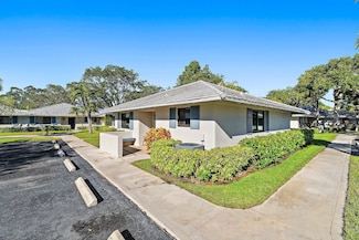 212 Club Dr, Palm Beach Gardens, FL 33418