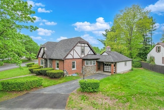 11 Hall St, Lewiston, ME 04240