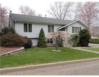 7 Traymore St, Cranston, RI 02920