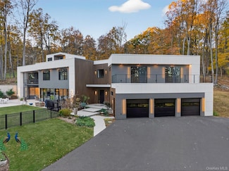 9 Warwick Isle Blvd, Pine Island, NY 10969