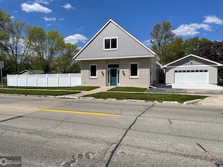 609 S 8th St, Clear Lake, IA 50428