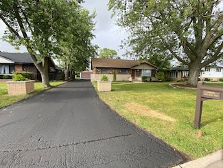 8022 W 93rd St, Hickory Hills, IL 60457