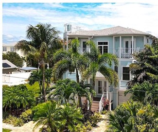 130 50th St, Holmes Beach, FL 34217