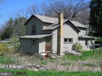 11 Clinton St, Grassflat, PA 16839