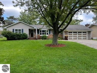 906 Riverview Dr, Alma, MI 48801