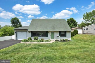 11 Quarter Turn Rd E, Levittown, PA 19057