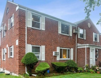 71-07 Little Neck Pkwy Unit 2nd Fl, Glen Oaks, NY 11004