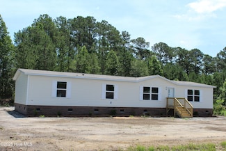 225 Mewborn Dr, Richlands, NC 28518