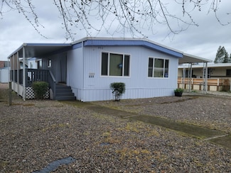 858 Roguelea Ln, Grants Pass, OR 97526