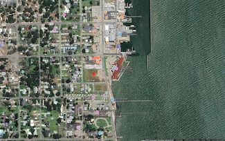 208 S 2nd St, Rockport, TX 78382