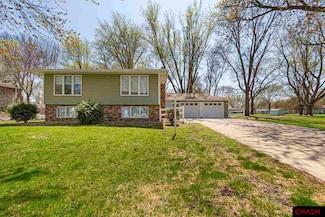 751 Lakeside Dr, Gaylord, MN 55334