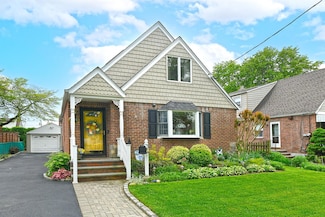 129 Brown St, Mineola, NY 11501