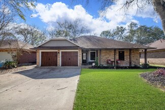 76 Alexander Ct, Angleton, TX 77515