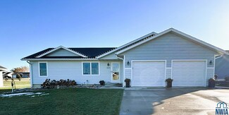 1073 14th Street Cir NE, Sioux Center, IA 51250
