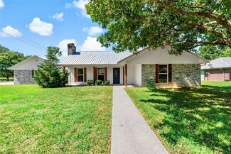 17 Helena Dr, Powderly, TX 75473