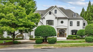 910 Sunset Dr, Greensboro, NC 27408