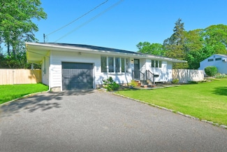 78 Hedgerow Ln, ComMacK, NY 11725