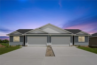 918 Juneberry Dr, Palo, IA 52324