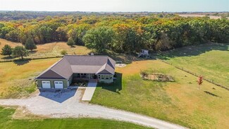 17236 Cardinal Dr, Earlham, IA 50072