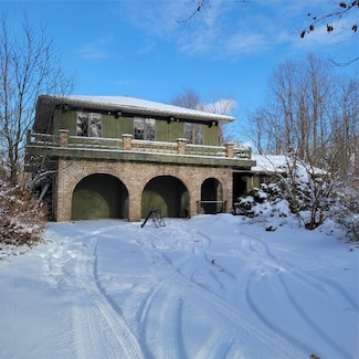 525 Beach Dr, Fairview, PA 16415