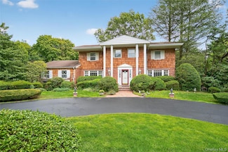300 Circle Rd, Syosset, NY 11791