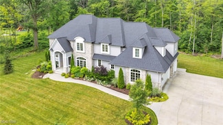 2420 Cedar Lakes Dr, Cleveland, OH 44124