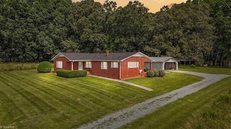 6277 Bennett Rd, Seagrove, NC 27341