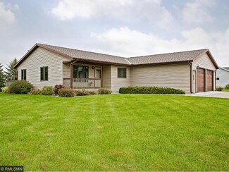 616 E 8th St, Winthrop, MN 55396