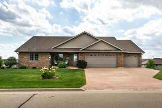 180 Jack Oak Dr, Cascade, IA 52033