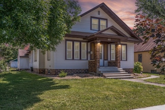 165 N Park Ave, Le Center, MN 56057