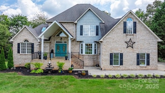 1801 Twin Ponds Dr, Hickory, NC 28602