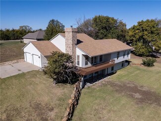 6411 Crescent Rim Dr, Ozawkie, KS 66070