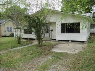 608 S East St, Abbeville, LA 70510