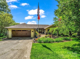 11 Bannerwood Dr, Horse Shoe, NC 28742