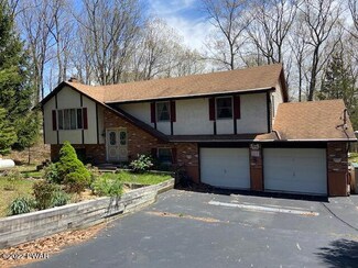 197 Traverse Rd, Dingmans Ferry, PA 18328