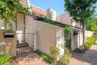 22285 1/2 Erwin St, Los Angeles, CA 91367