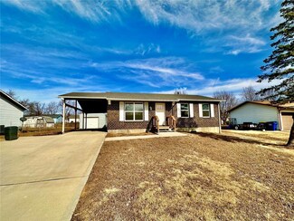 305 Bedford Dr, Warrenton, MO 63383