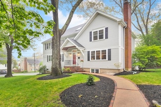 38 Tomahawk Rd, Arlington, MA 02474