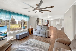 1019 Eagle Creek Dr, Floresville, TX 78114