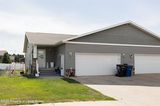 1119 Jerry Ln, Dickinson, ND 58601