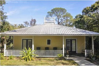 45 8th St, Apalachicola, FL 32320